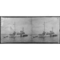 Brest, dans la rade abri, le "Talbot", le plus grand et le plus rapide destroyer américain, 38 milles à l'heure. [légende d'origine]