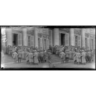 Palais de Compiègne. Les soldats font la queue devant l'entrée du salon de la IIIe armée. [légende d'origine]