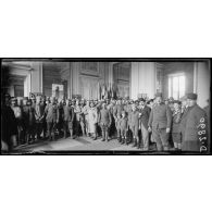 Palais de Compiègne. Salon de la IIIe armée. Les visiteurs. [légende d'origine]