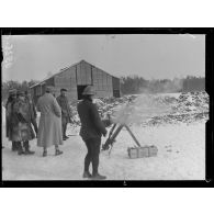 Mouy (Oise), centre d'instruction de la 3e armée. Fusil lance-grenades, expérience de nouvelles grenades. Le tir sur chevalet. [légende d'origine]