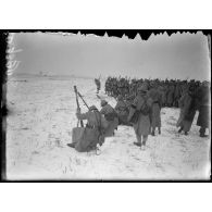 Ravenel (Oise), centre d'instruction. Démonstration d'un tir par fusil VB. [légende d'origine]