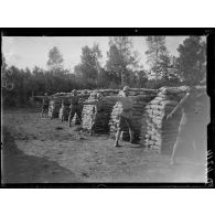 Cambronne, Oise, centre d'instruction des grenadiers. Exercice de lancement de grenade. [légende d'origine]