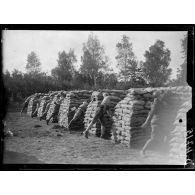 Cambronne, Oise, centre d'instruction des grenadiers. Exercice de lancement de grenade. [légende d'origine]