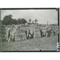 Cambronne (Oise). Centre d'instruction des grenadiers. Exercice de lancement de grenades. [légende d'origine]