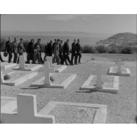 Le ministre Edgar Faure au cimetière de Gammarth.