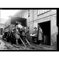 Nancy (Meurthe-et-Moselle). A la Croix-Rouge américaine. Chargement d'un camion. [légende d'origine]