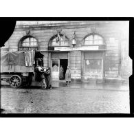 Nancy (Meurthe-et-Moselle). Devant le Comité américain. Chargement d'un camion. [légende d'origine]