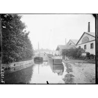 Briare (Loiret). Fabrique de boutons et de perles en porcelaine. Vue du canal spécial pour l'usine (septembre 1917). [légende d'origine]