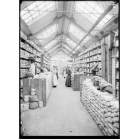 Briare (Loiret). Fabrique de boutons et de perles en porcelaine. Le magasin des mosaïques. [légende d'origine]