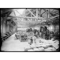 Clermont-Ferrand (Puy-de-Dôme). Usine de caoutchouc Bergougnan. Les calandres. [légende d'origine]