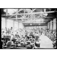 Clermont-Ferrand (Puy-de-Dôme). Usine de caoutchouc Bergougnan. Fabrication des objets en caoutchouc. [légende d'origine]