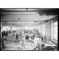 Clermont-Ferrand (Puy-de-Dôme). Usine de caoutchouc Bergougnan. Atelier des chambres à air. [légende d'origine]