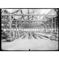 Clermont-Ferrand (Puy-de-Dôme). Usine de caoutchouc Bergougnan. Atelier des tuyaux. [légende d'origine]