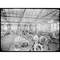 Clermont-Ferrand (Puy-de-Dôme). Usine de caoutchouc Bergougnan. Atelier des pneumatiques. [légende d'origine]