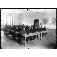 Jausiers (Basses-Alpes). Lycée serbe. Salle de classe. [légende d'origine]