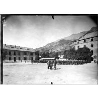 Jausiers (Basses-Alpes). Lycée serbe. Les bâtiments du lycée. Les élèves rassemblés pour l'exercice. [légende d'origine]