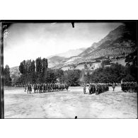 Jausiers (Basses-Alpes). Instruction militaire des élèves du lycée serbe. [légende d'origine]