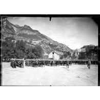 Jausiers (Basses-Alpes). Instruction militaire des élèves du lycée serbe. [légende d'origine]