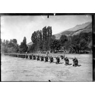 Jausiers (Basses-Alpes). Instruction militaire des élèves du lycée serbe. [légende d'origine]