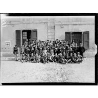 Mont-Dauphin (Hautes-Alpes). Lycée serbe. Quelques élèves et le personnel enseignant serbe et français. [légende d'origine]