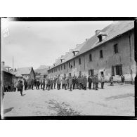 Mont-Dauphin (Hautes-Alpes). Lycée serbe. La 3e compagnie des élèves officiers. [légende d'origine]