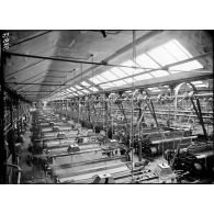 Manufacture de drap de troupe. Balsan et Compagnie. Châteauroux. Le tissage. [légende d'origine]