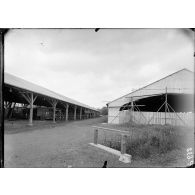 Orléans. Ecole des chauffeurs militaires pour voiture de tourisme. Une vue du parc. [légende d'origine]