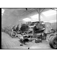 Charenton. Novembre 1916. Les services du CAMA. Réparation des auto-mitrailleuses. [légende d'origine]