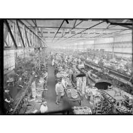 Paris. Usines Panhard et Levassor. 19 avenue d'Ivry (février 1917). L'atelier de montage des moteurs. [légende d'origine]