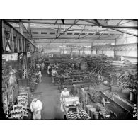 Paris. Usines Panhard et Levassor. 19 avenue d'Ivry (février 1917). L'atelier de montage des châssis. [légende d'origine]