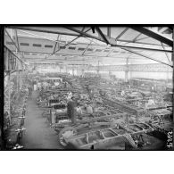 Paris. Usines Panhard et Levassor. 19 avenue d'Ivry (février 1917). L'atelier de montage de tracteurs d'artillerie lourde (le pont roulant). [légende d'origine]