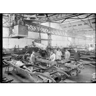 Paris. Usines Panhard et Levassor. 19 avenue d'Ivry (février 1917). Mise en place d'un moteur sur un tracteur. [légende d'origine]