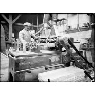 Paris. Usine Panhard et Levassor. Machines à faire les rayons de bois pour roues de tracteurs. [légende d'origine]