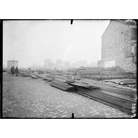 Paris. Usine Panhard et Levassor. Stock d'aciers spéciaux pour la construction des tracteurs. [légende d'origine]