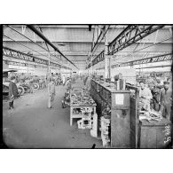 Paris. Usine Panhard et Levassor. L'atelier de réparation des voitures Panhard en service aux armées. [légende d'origine]