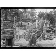 Des anciennes positions allemandes dans le bois du Trou-Bricot. [légende d'origine]