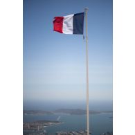 Le drapeau tricolore surplombe la rade de Toulon depuis la place d'armes du mémorial du débarquement et de la libération de Provence.