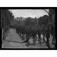 Doullens, arrivée des troupes américaines. [légende d'origine]