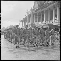 Défilés des troupes de l'Armée royale khmère devant le palais royal lors du transfert du commandement militaire au gouvernement royal.