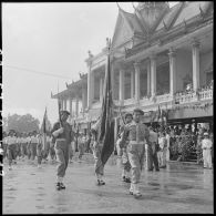 Défilés des troupes de l'Armée royale khmère devant le palais royal lors du transfert du commandement militaire au gouvernement royal.