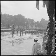 Défilés des troupes de l'Armée royale khmère devant le palais royal lors du transfert du commandement militaire au gouvernement royal.