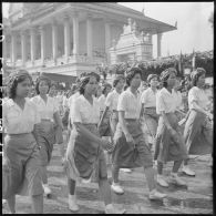 Défilés de personnels féminins de l'Armée royale khmère devant le palais royal lors du transfert du commandement militaire au gouvernement royal.