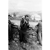 Un capitaine, commandant d'une compagnie du 1er régiment de tirailleurs marocains (1er RTM) est en communication radio avec ses supérieurs depuis le cimetière de Murato.