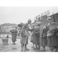 Tirailleurs du 1er régiment de tirailleurs marocains (1er RTM) débarqués dans le port d'Ajaccio.