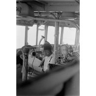 Passerelle de commandement d'un des navires assurant le transport des troupes en Corse.