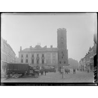 Menin, camions stationnant près du beffroi. [légende d'origine]