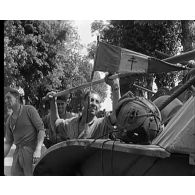 Normandie 1944 (actualités américaines) - Colonne de chars M3 Stuart de la 2e DB.