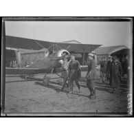 Salonique. Visite du Roi de Grèce au camp d'aviation. Le Roi et le général Guillaumat. [légende d'origine]