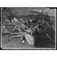 [Macédoine. Radogo-Bas. Des soldats serbes en position de tir.]