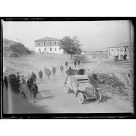 Velès [illisible]. Entrée des autos mitrailleurs français. [légende d'origine]